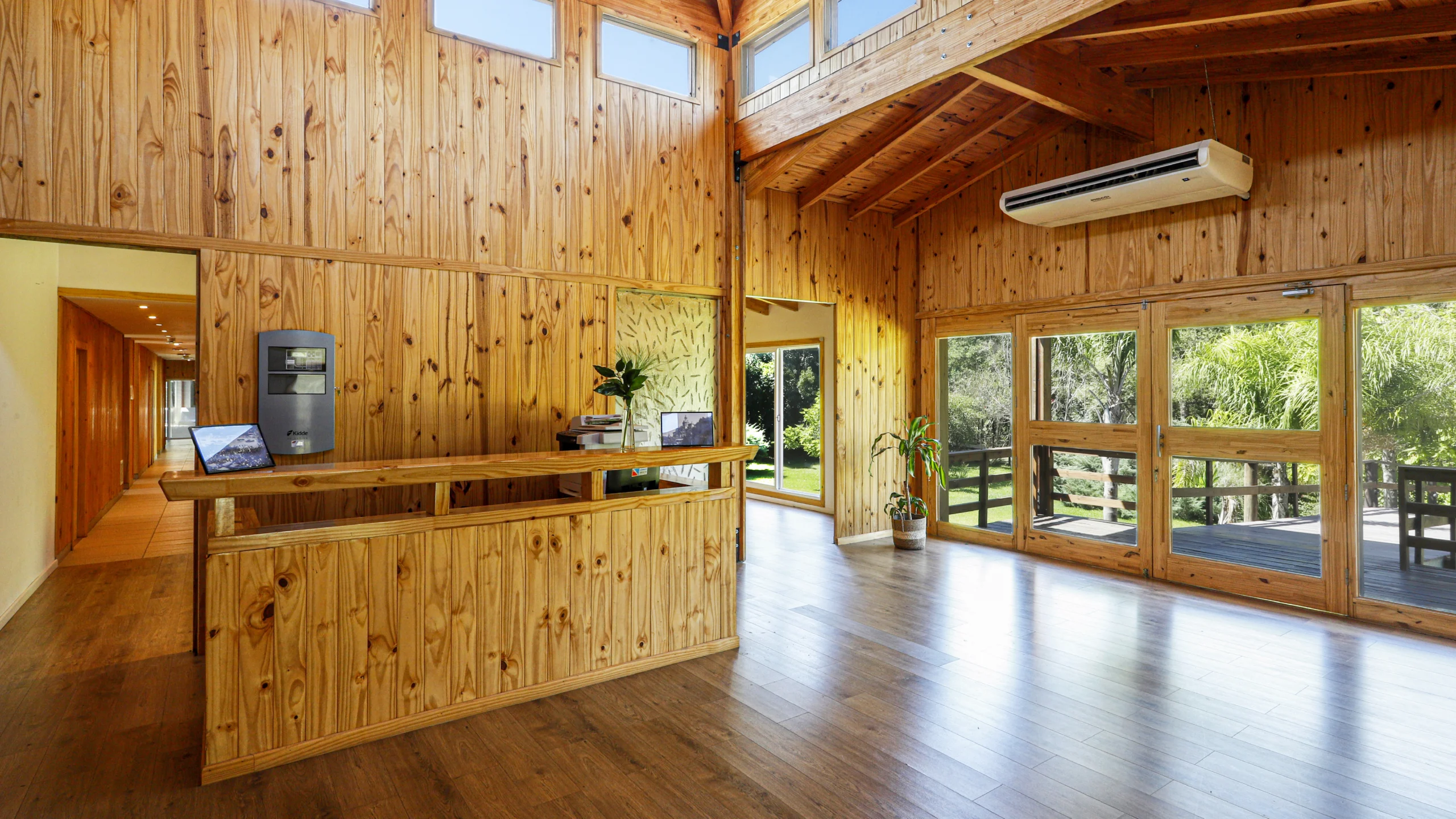 11-Detalle-Vanitory-Madera-Bacha-Y-Toallas-Habitacion-Wellness