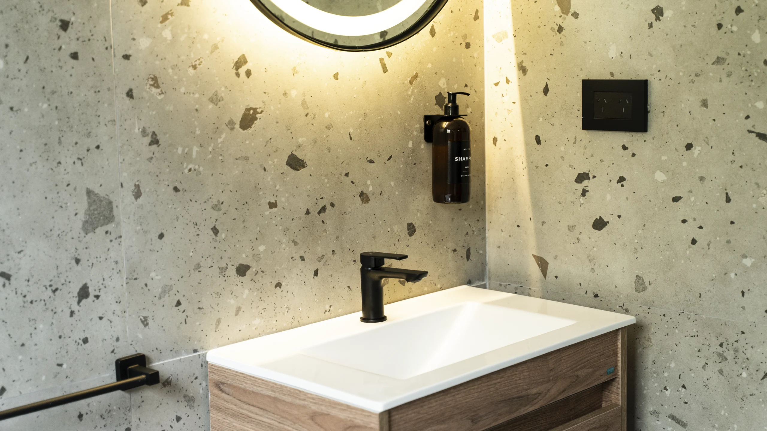 17-Detalle-Vanitory-Madera-Y-Grifería-Negra-Eco-Suites