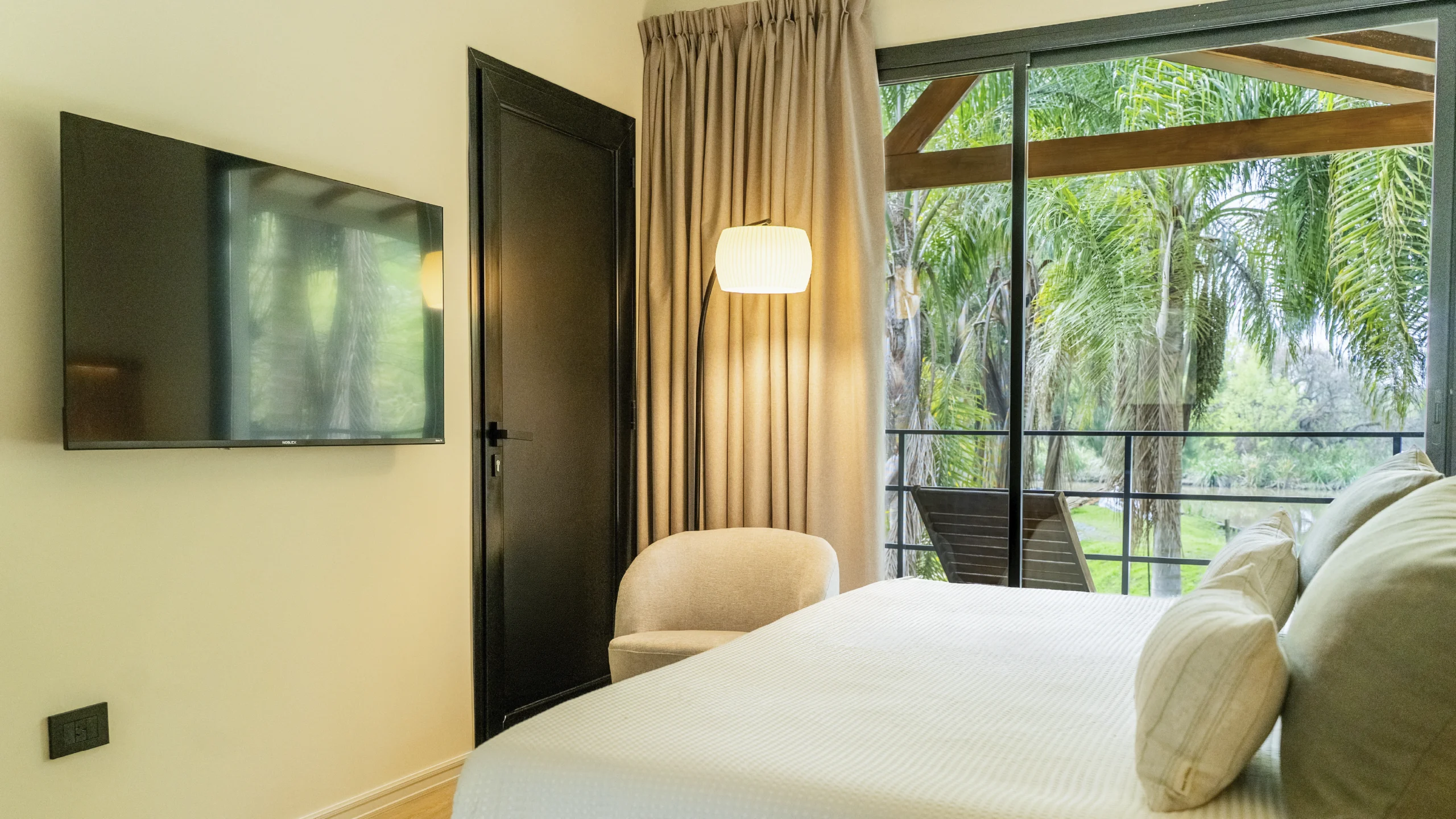 3-Eco-Suites-Perspectiva-Cama-Y-Entorno-Natural