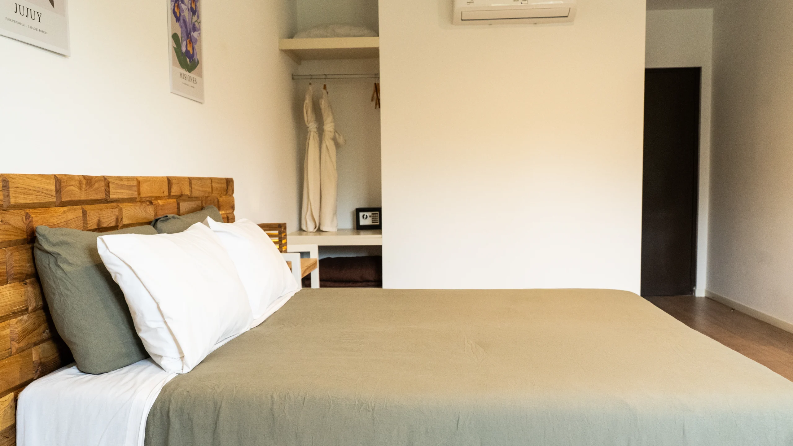4-Habitacion-Wellness-Placard-Batas-Y-Caja-De-Seguridad