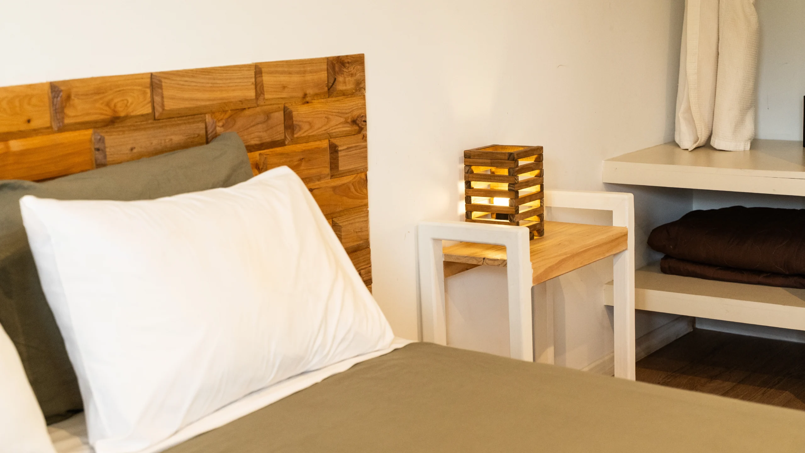 5-Detalle-Mesa-De-Luz-Artesanal-Habitacion-Wellness
