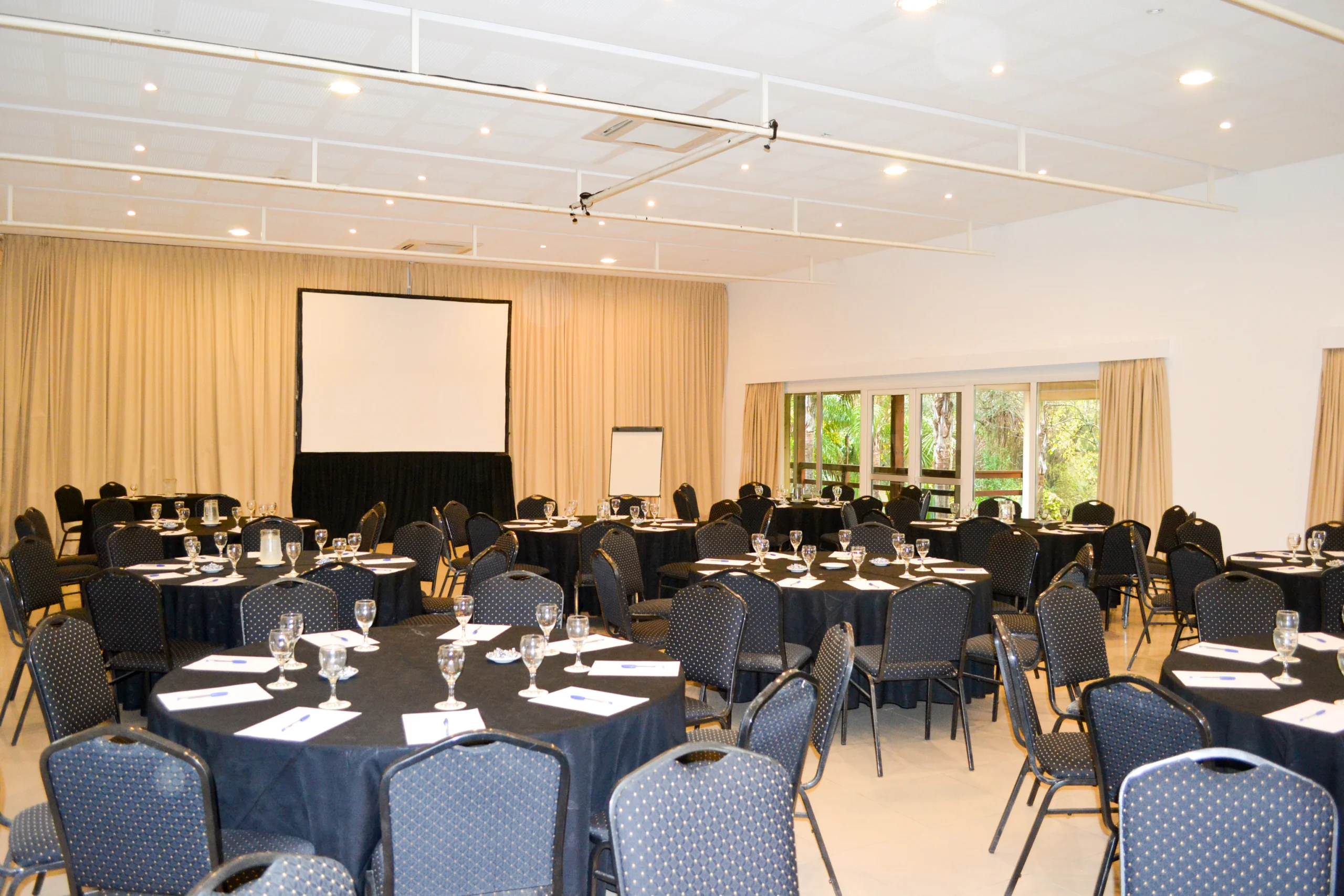 7_Capacitaciones-y-conferencias-en-el-delta-restaurante