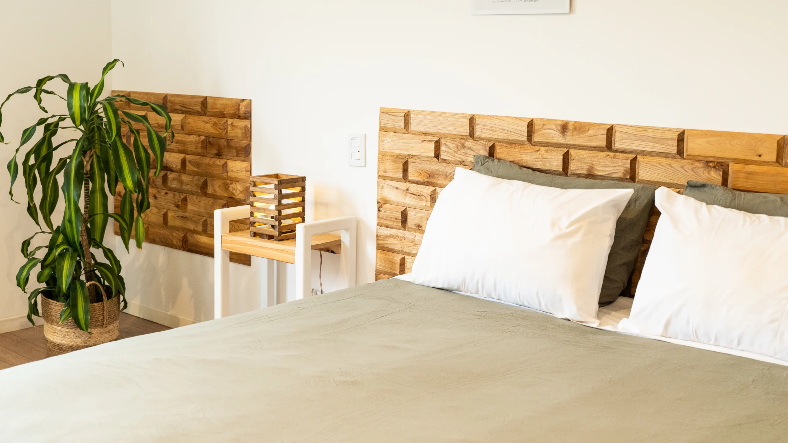 8-Habitacion-Wellness-Cama-Matrimonial-Y-Respaldo-Madera