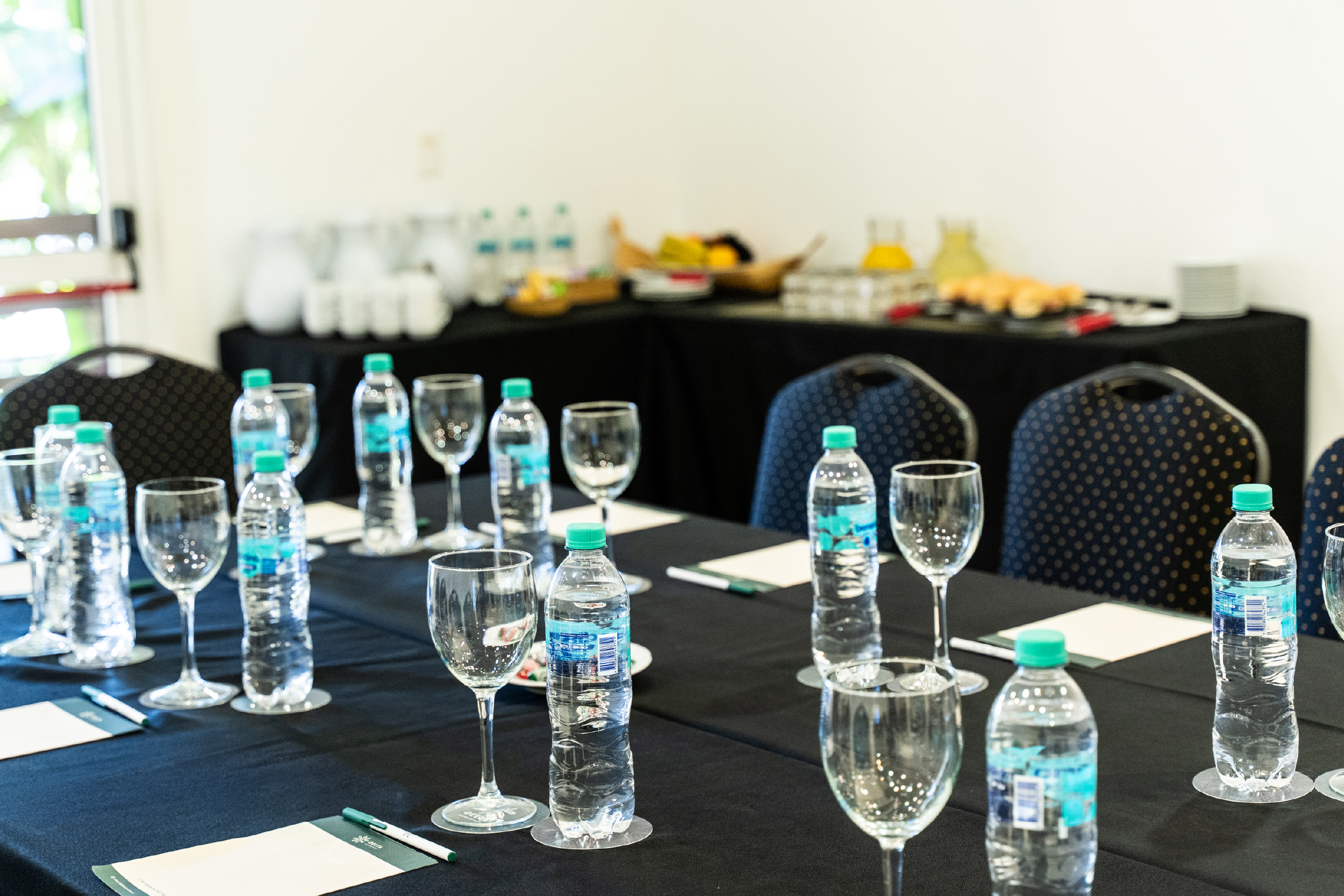 Detalle-Mesa-Ejecutiva-Reuniones-Salones-Alamo-Ceibo