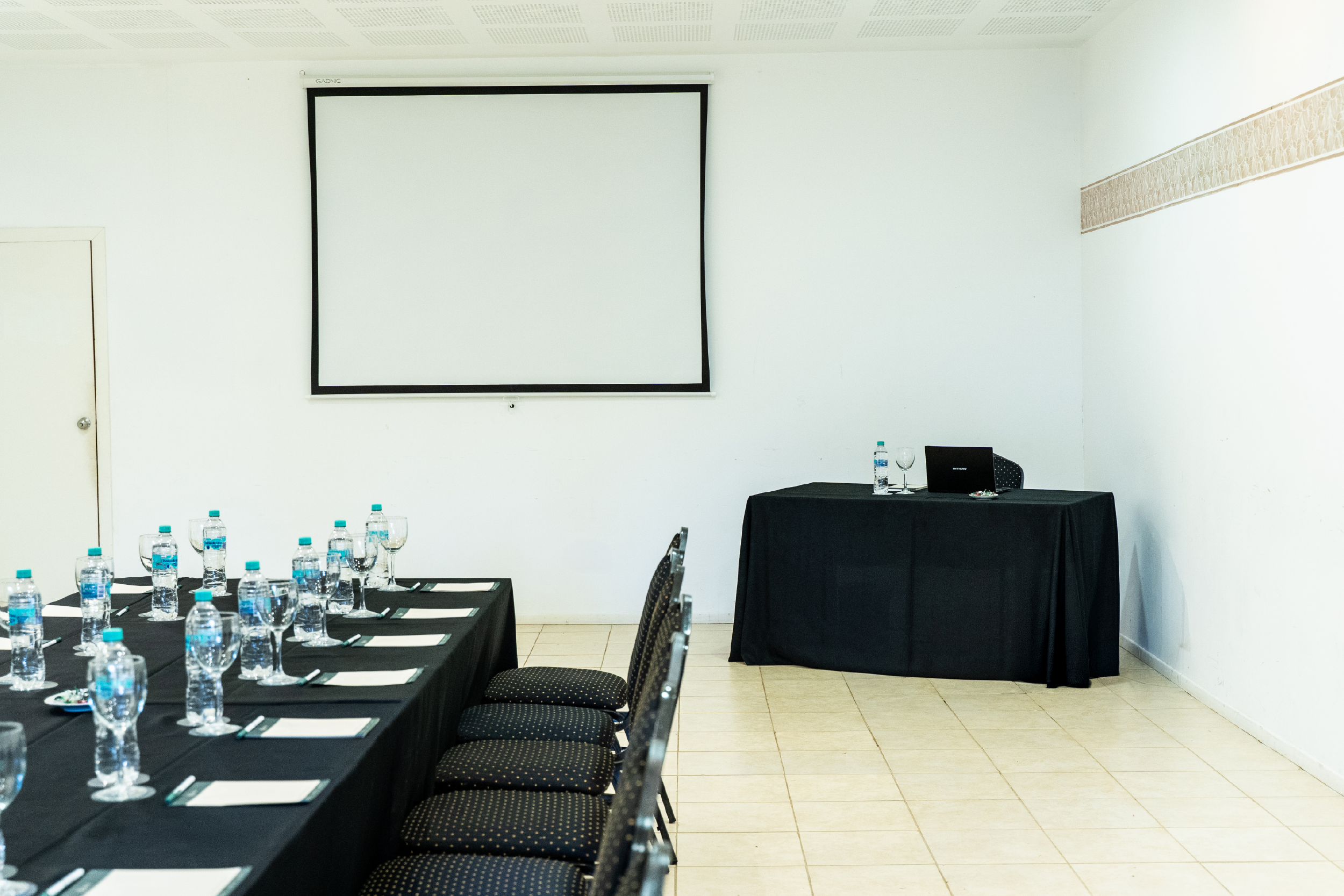 Equipamiento-Audiovisual-Salones-Alamo-Y-Ceibo