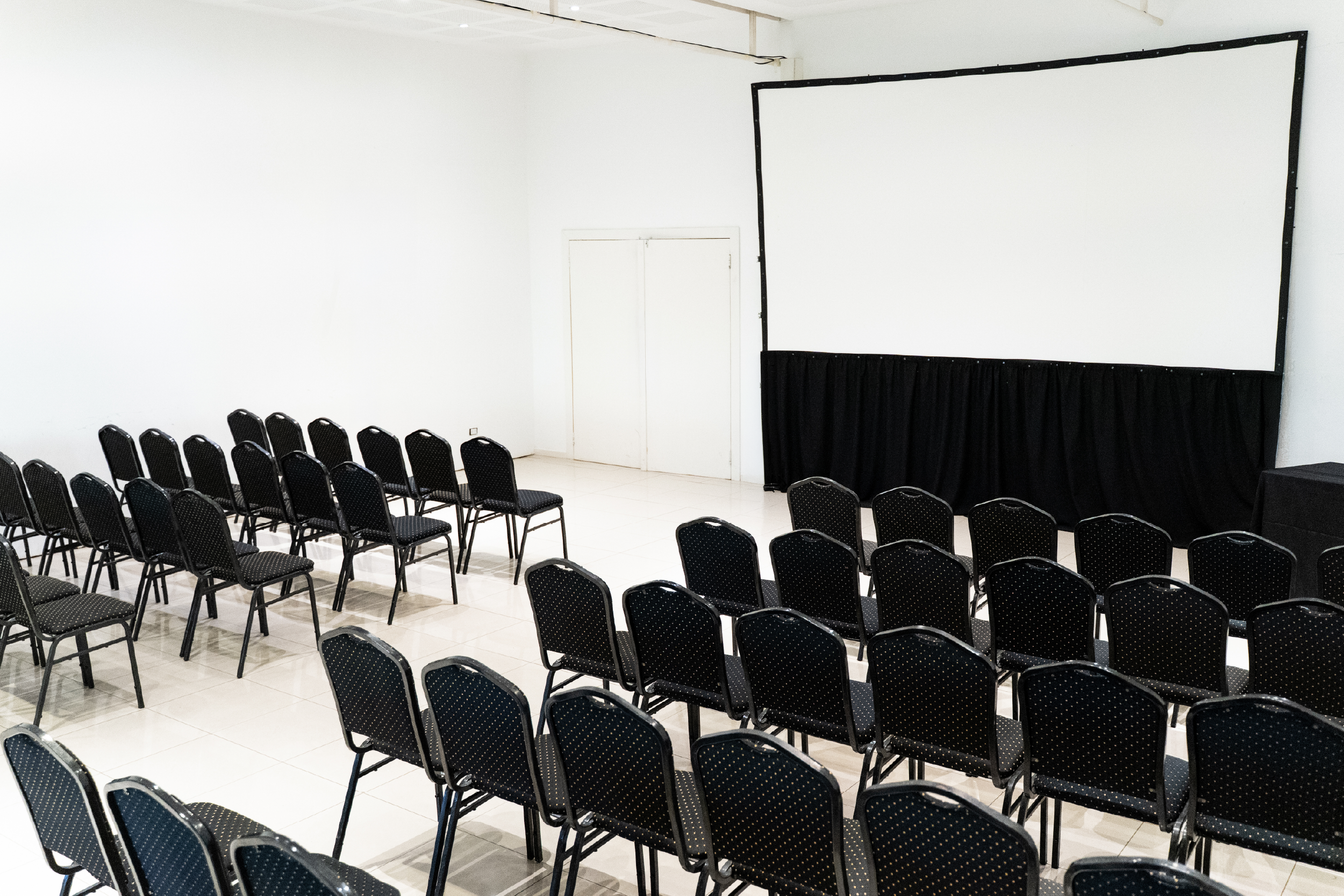 Salon-Carapachay-Armado-Auditorio-84-Personas-Proyector
