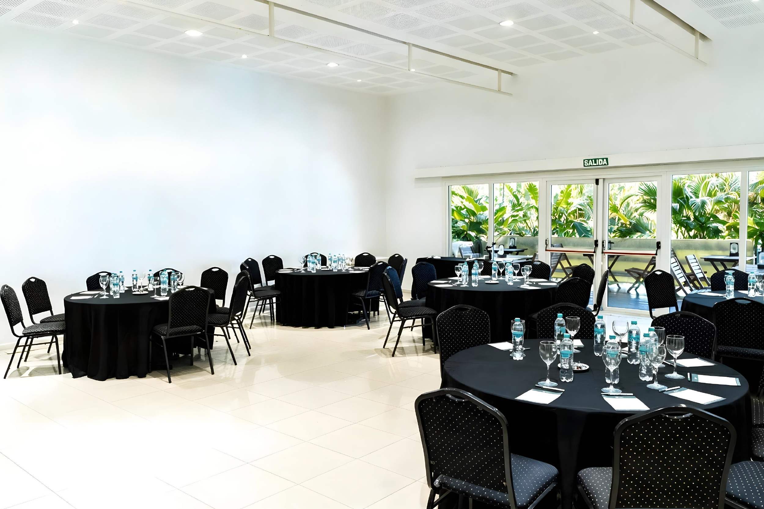 Salon-Carapachay-Armado-Banquetes-Mesas-Redondas
