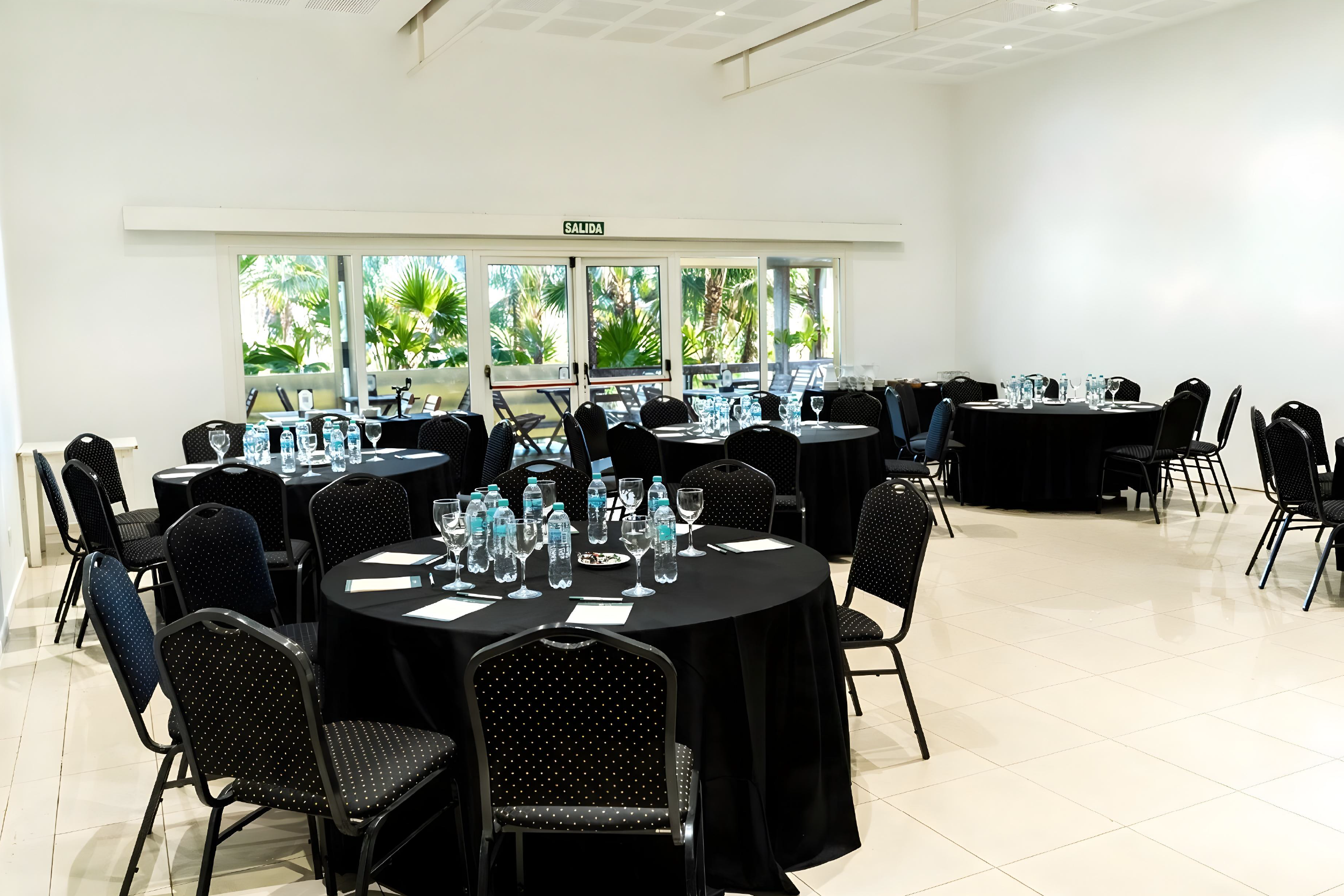 Salon-Carapachay-Capacidad-60-Personas-Mesas-Redondas