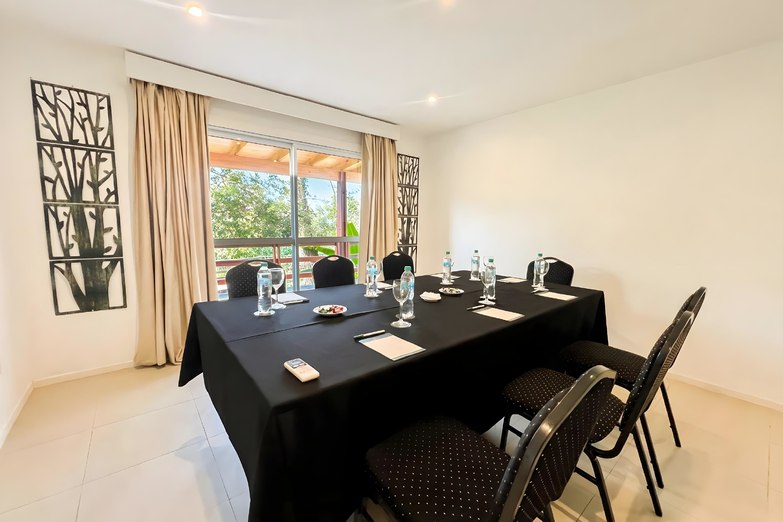 Salon-Refugio-Armado-Mesa-Imperial-Reunion-Privada