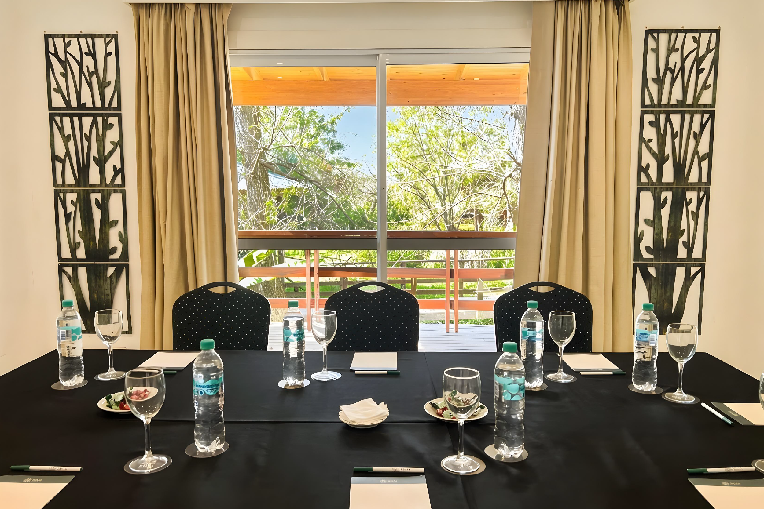 Salon-Refugio-Set-Up-Ejecutivo-Con-Luz-Natural