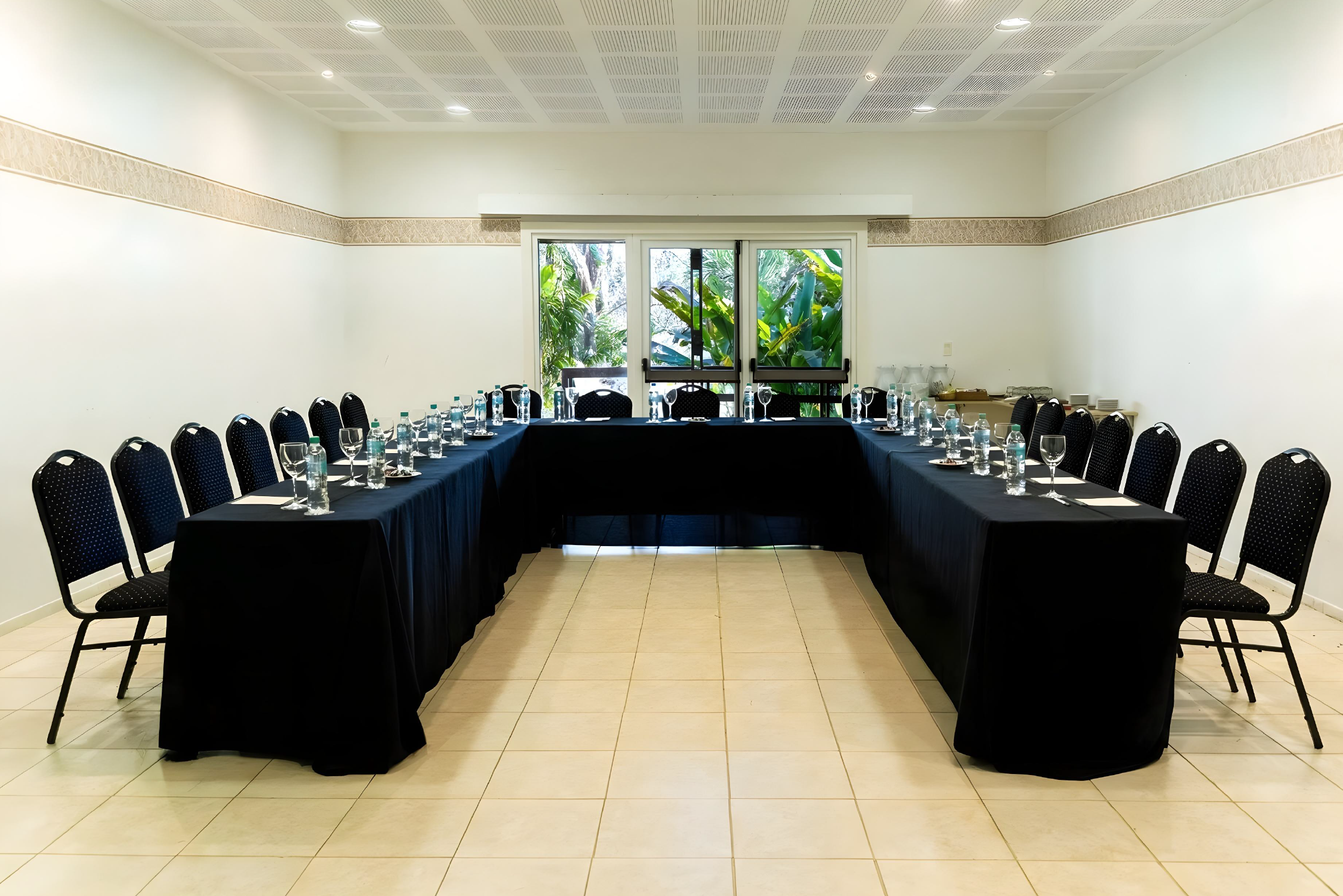 Salones-Alamo-Ceibo-Mesa-En-U-Reuniones-Corporativas